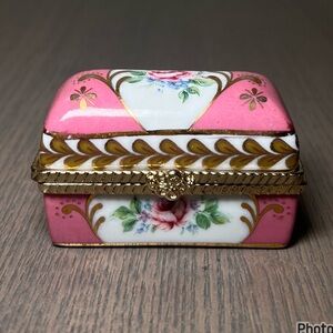 ( SOLD ) VINTAGE TINY SMALL PORCELAIN TRINKET BOX HINGED LID ACCENT